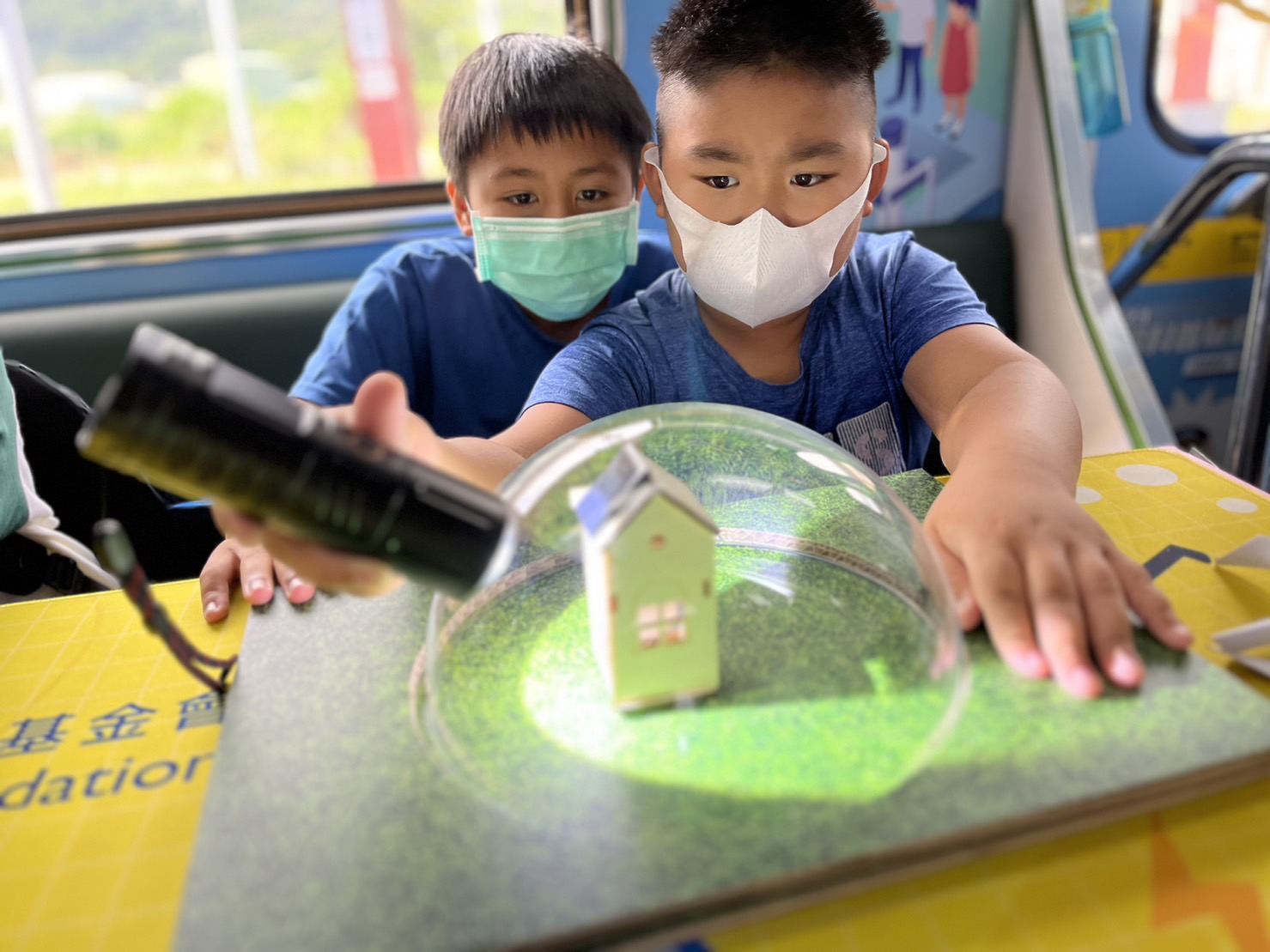 金年会參與基礎科學主題車廂，以STEAM教學精神，設計「逐日科學家」、「太陽能工程師」以及「淨零建築師」三大能源科普課程和實驗