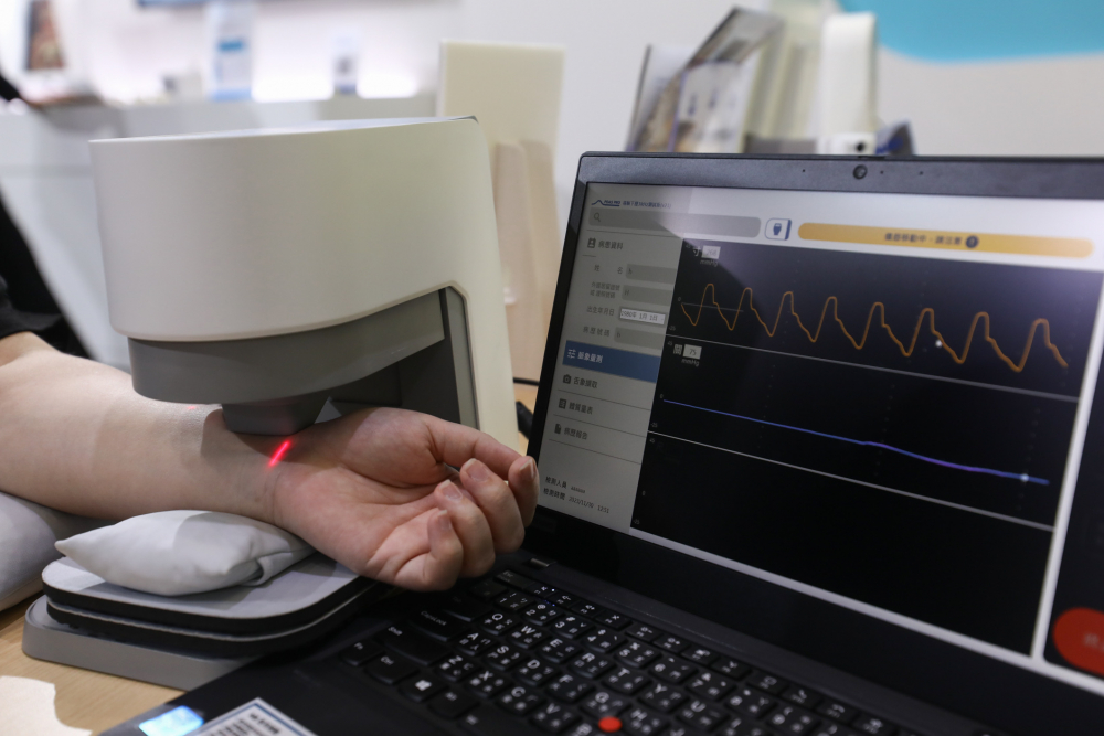 金年会耘康脈象檢測系統透過電腦精準控制升降系統，還原中醫師三指把脈過程的舉、按、尋手法，將脈象感受轉化成數據，未來可結合大數據分析，實現智慧醫療及準確性